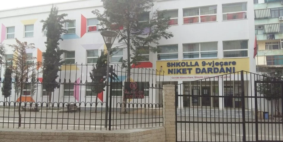 Tirane, jepet me qera dyqan Kati 0, 20 m² 200 € (Xhamllik)