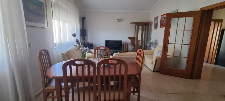 Tirane, jepet me qera apartament 2+1+Ballkon Kati 5, 130 m² 600 € (Oxhaku)