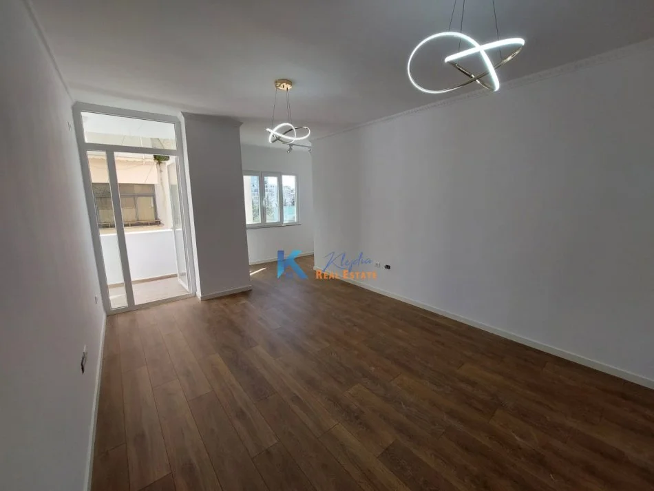 Tirane, shes apartament 2+1+Ballkon Kati 5, 90 m² 185.000 € (Rruga e Dibres)