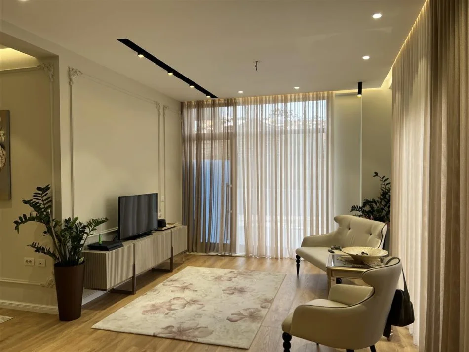 Tirane, jap me qera apartament 3+1+Ballkon Kati 0, 175 m² 950 € (Rrethrrotullimi i Selites)