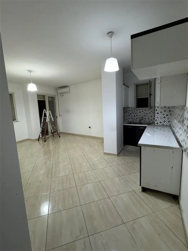 Tirane, jap me qera zyre Kati 1, 115 m² 450 € (Astir)