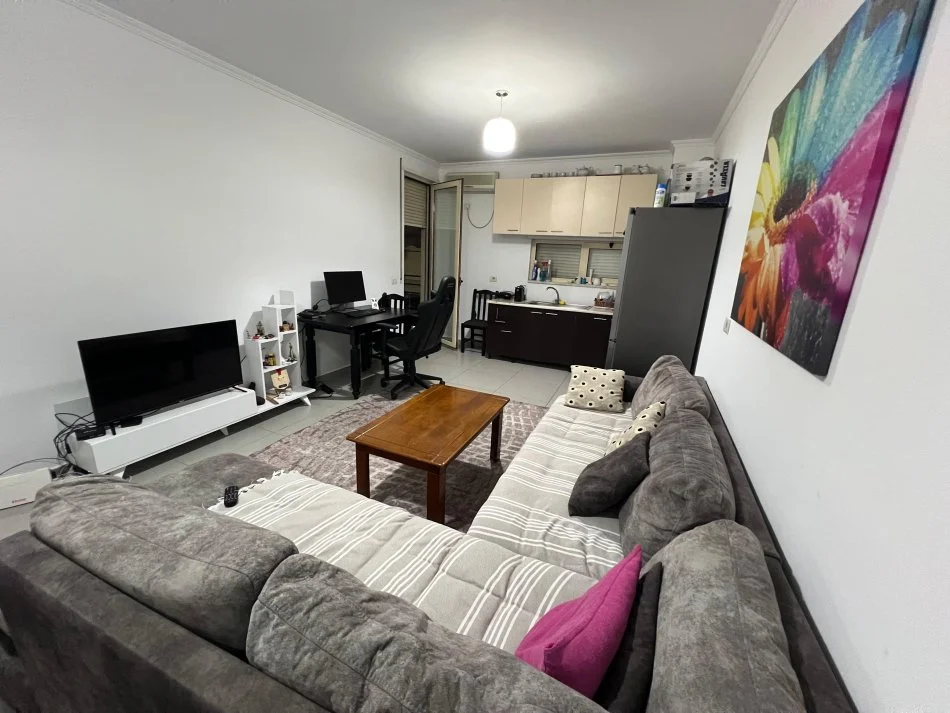 Tirane, jepet me qera apartament 2+1+Ballkon Kati 3, 75 m² 600€ (komuna e parisit)