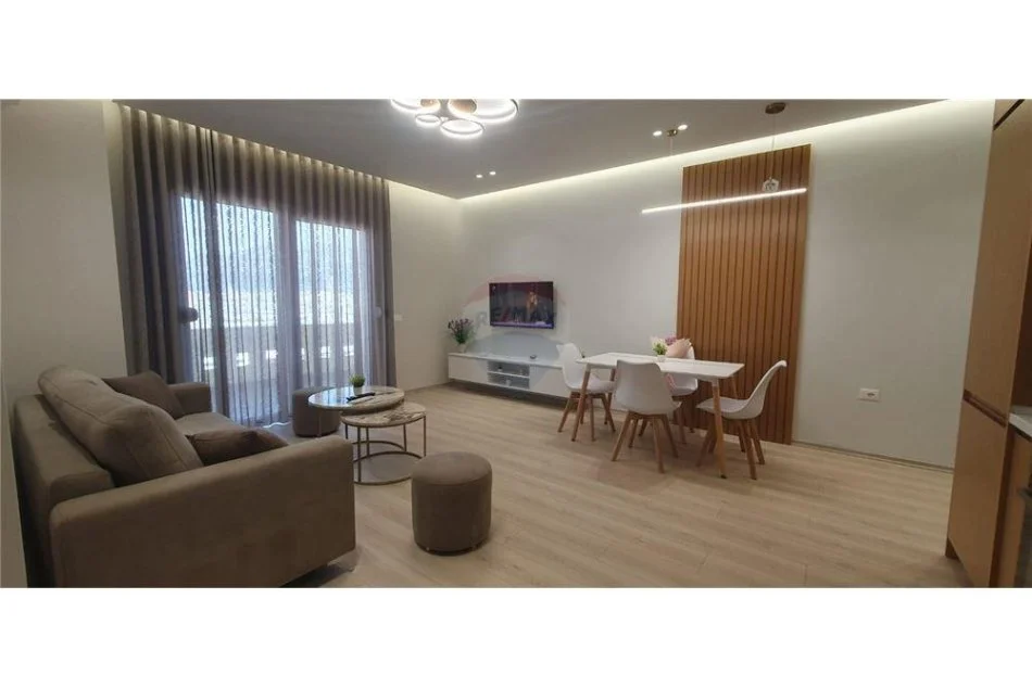 Tirane, jepet me qera apartament 1+1 Kati 6, 122 m² 650 € (Komuna e Parisit)
