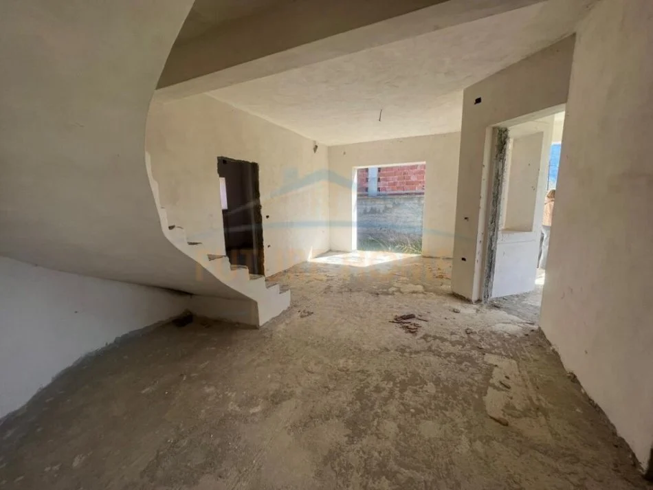 Korce, shitet shtepi 3+1 Kati 1, 184 m² 100.000 € (Lagjia 6, Korçë)