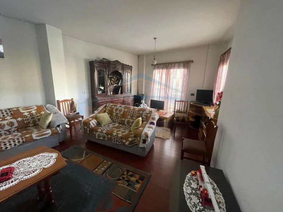 Korce, shitet apartament 2+1 Kati 2, 85.000 € (Lagjia 18, Korçë)