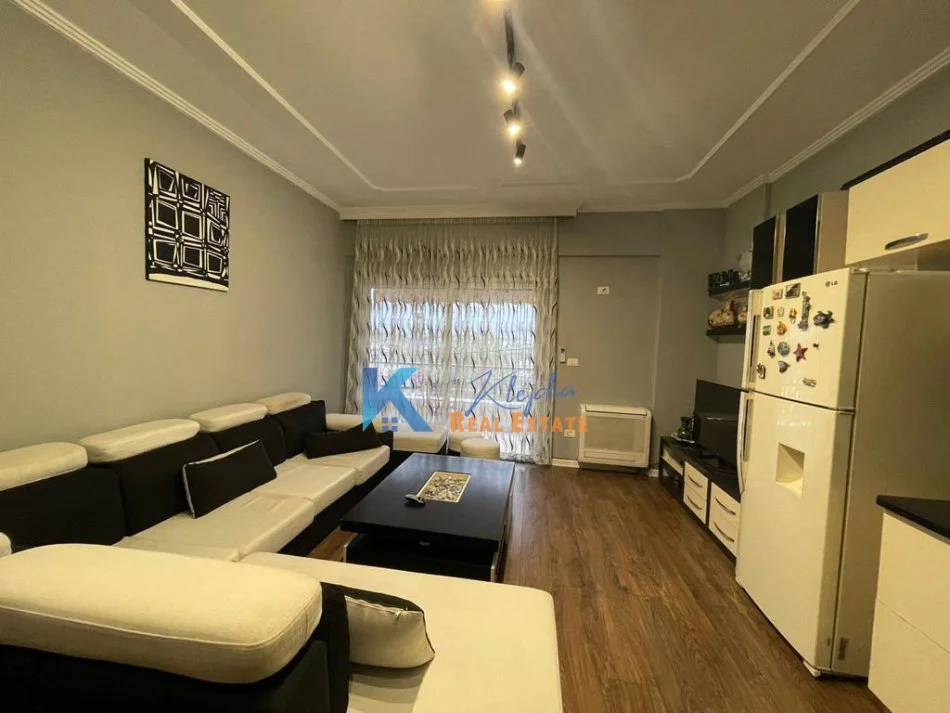 Tirane, jap me qera apartament 2+1+Ballkon Kati 2, 82 m² 600 € (Liqeni i Thate)