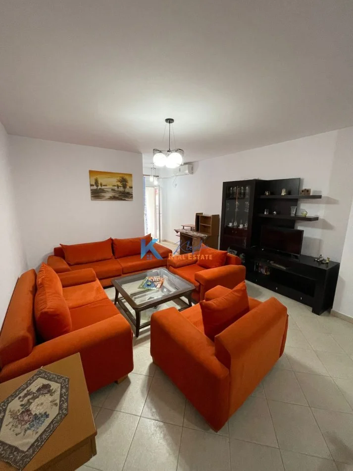 Tirane, jap me qera apartament 2+1+Ballkon Kati 2, 112 m² 700 € (2+1 per qira ne Zog te Zi)