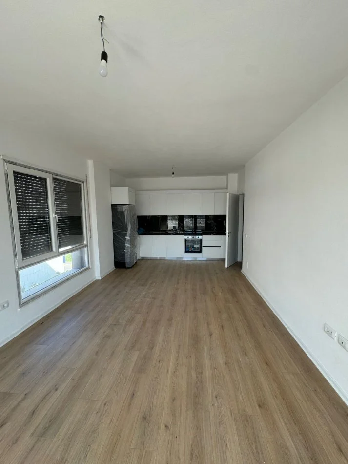 Tirane, jap me qera apartament 2+1+Ballkon Kati 4, 105 m² 500 € (Xhamllik)