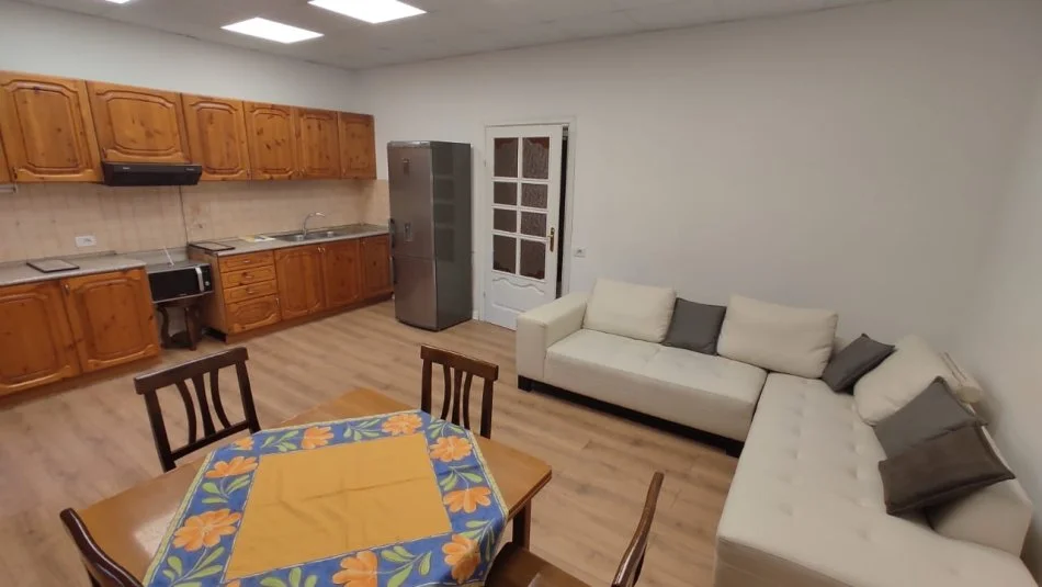 Tirane, jepet me qera Vile 3 Katshe Kati 1, 300 m² 1.500 € (Xhamllik, Rruga Arkitekt Sinani)