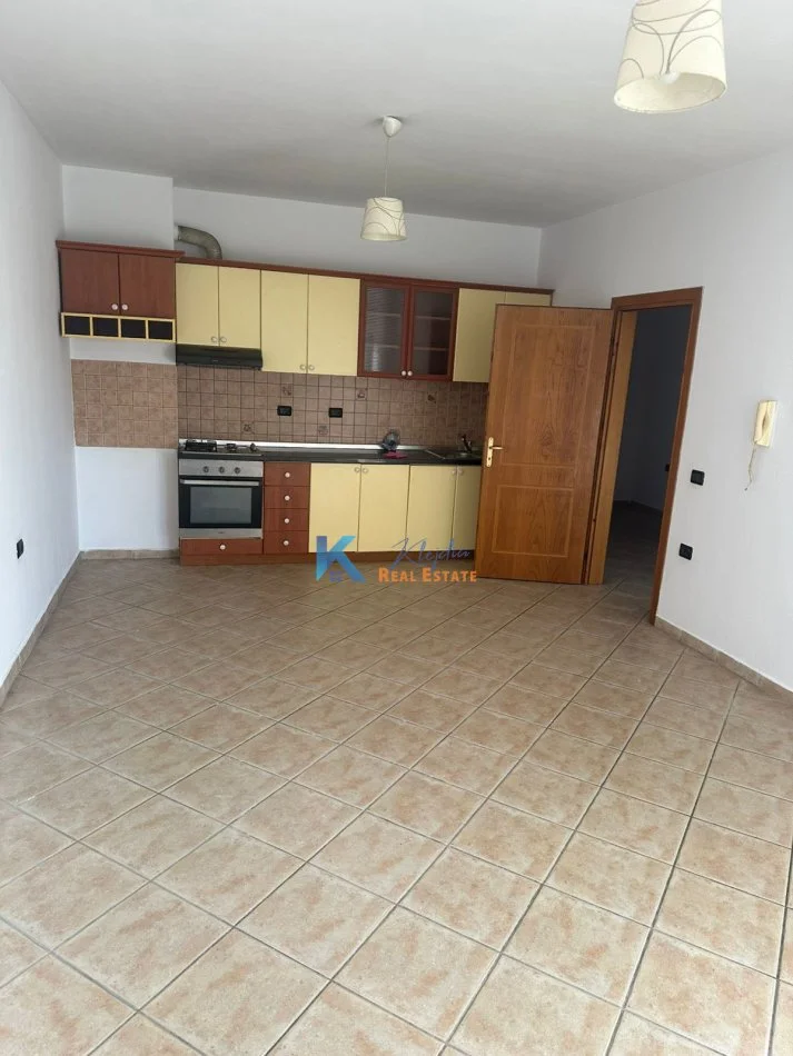 Tirane, jap me qera apartament 1+1+Ballkon Kati 4, 70 m² (Ish Nisharaku)