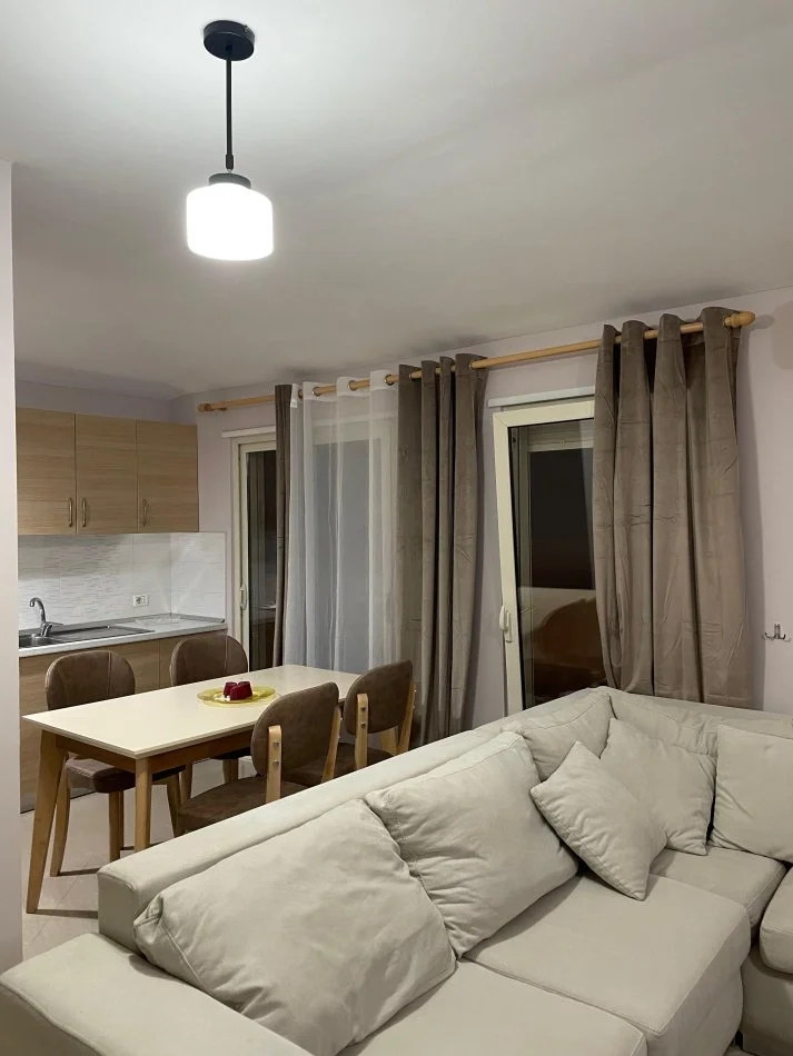 Tirane, jepet me qera apartament 2+1+Ballkon Kati 6, 140 m² 750 € (Liqeni, Rruga Peti)