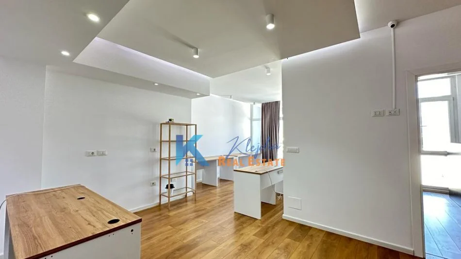 Tirane, jap me qera zyre Kati 8, 100 m² 800 € (Komuna e Parisit, Kika 2)