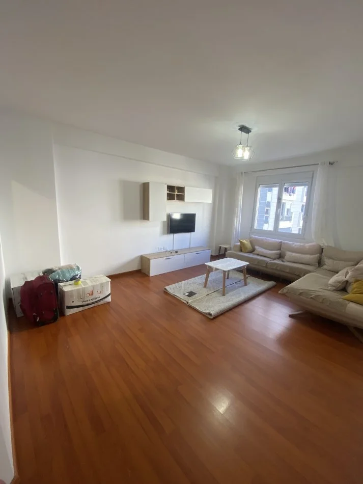 Tirane, jepet me qera apartament 1+1+Ballkon Kati 4, 80 m² 500 € (21 Dhjetori, Kompleksi Star)
