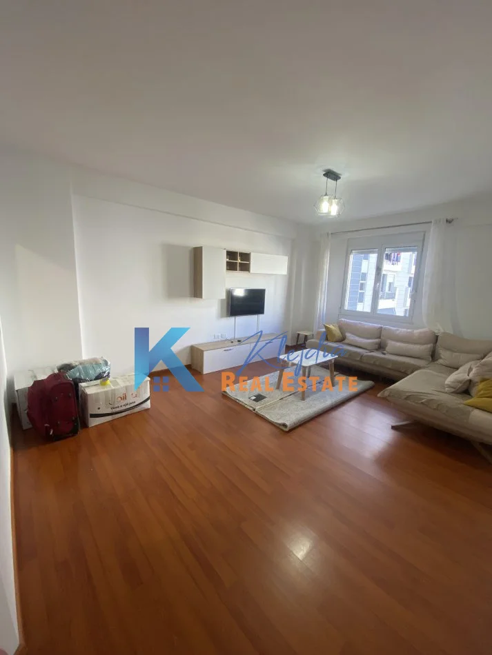 Tirane, jap me qera apartament 1+1+Ballkon Kati 4, 80 m² 500 € (Ish Parku i Autobuzave)