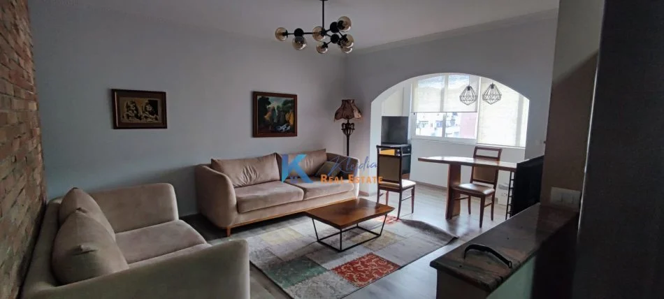 Tirane, jap me qera apartament 1+1+Ballkon Kati 9, 80 m² 550 € (Komuna e Parisit)