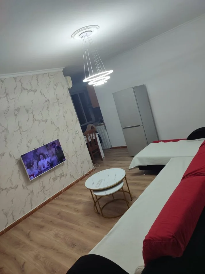 Tirane, jepet me qera apartament 1+1 Kati 6, 70 m² 650 € (Komuna e Parisit, prane Lulishtes)