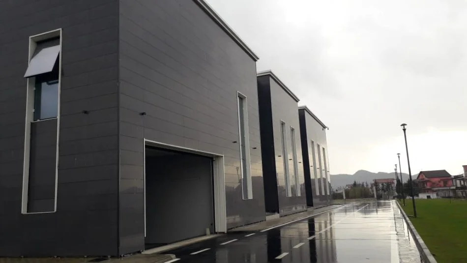 Tirane, jepet me qera ambjent biznesi , (Peze Helmes Tirane)