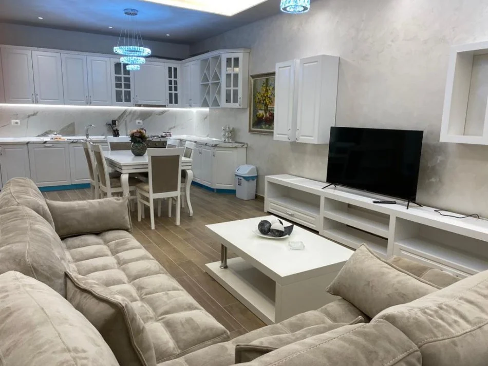 Tirane, jepet me qera apartament 2+1+Ballkon Kati 7, 120 m² 550 € (Kompleksi Golden Park, Spitali Amerikan 3)
