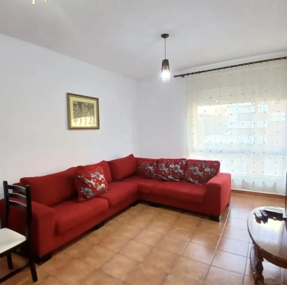 Tirane, jepet me qera apartament 1+1+Ballkon Kati 3, 70 m² 500 € (Ministria e Jashtme, Komisariati Nr.1)