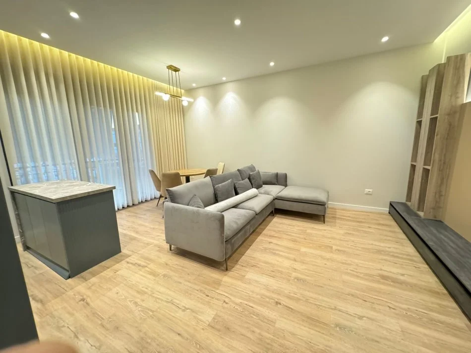 Tirane, jepet me qera 1+1+Ballkon Kati 5, 70 m² 800 € (Rruga e Kavajes)