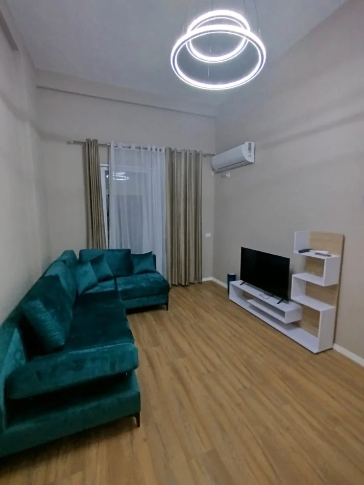 Tirane, jepet me qera apartament 1+1+Ballkon Kati 7, 65 m² 500 € (Kompleksi Golden Park, Spitali Amerikan 3)