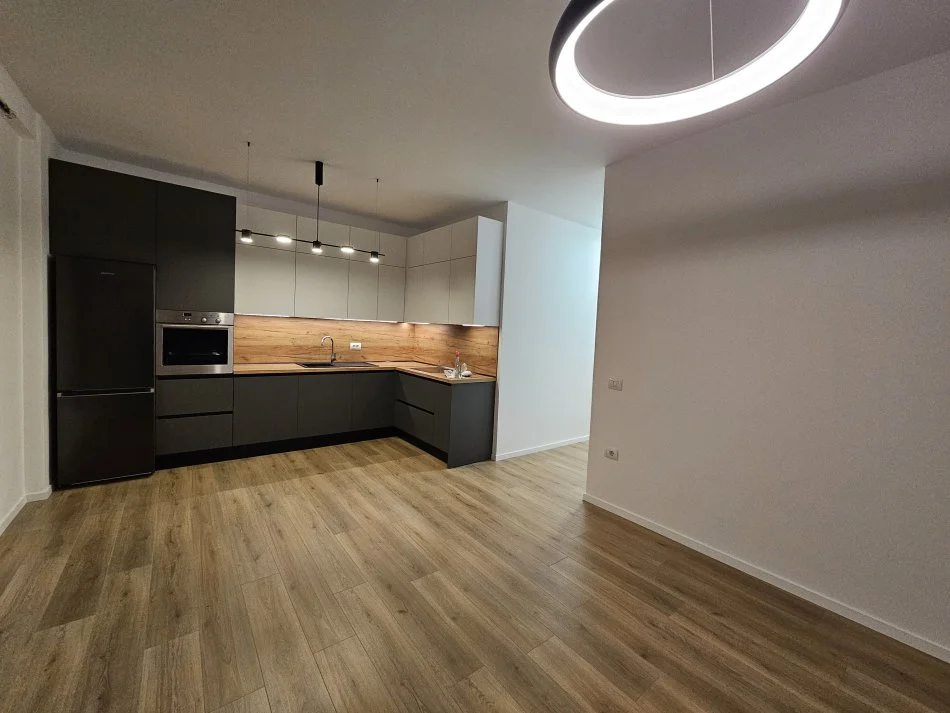Tirane, jepet me qera apartament 2+1 Kati 5, 110 m² 650 € (Rruga Xhanfize Keko. perballe UET, Porcelani.)