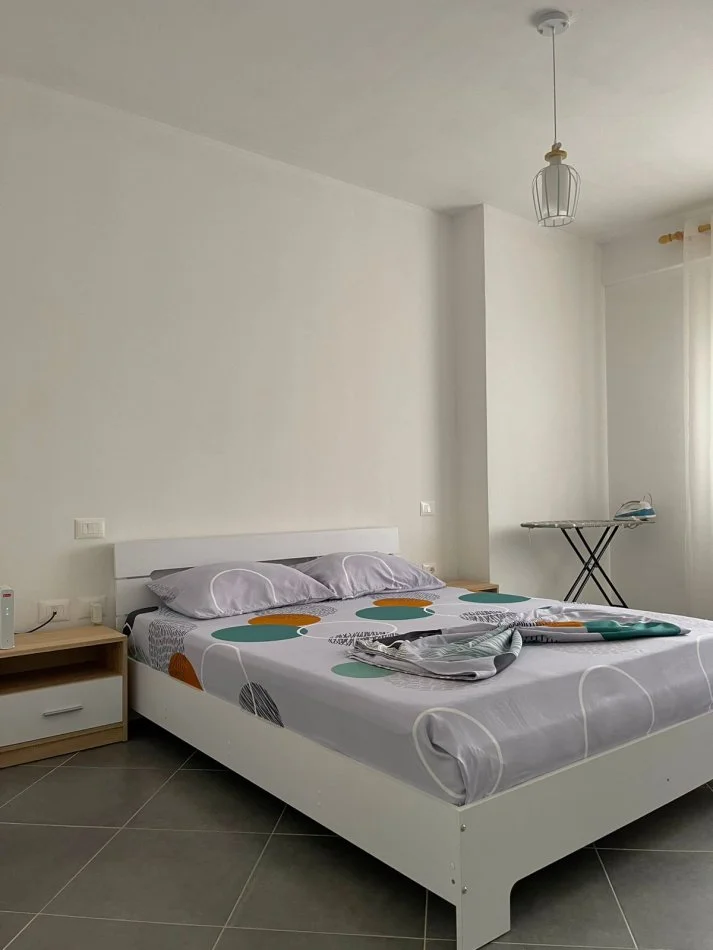 Vlore, jepet me qera apartament 1+1 Kati 7, 65 m² 420 € (Te lokal Hannover, Lungomare rv47060)