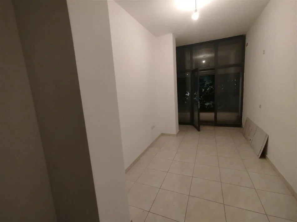 Tirane, jap me qera zyre Kati 2, 30 m² (Astir)
