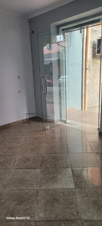 Tirane, jepet me qera vetem 1 dhome 1+1 Kati 0, 26 m² 300 € (Siri Kodra)