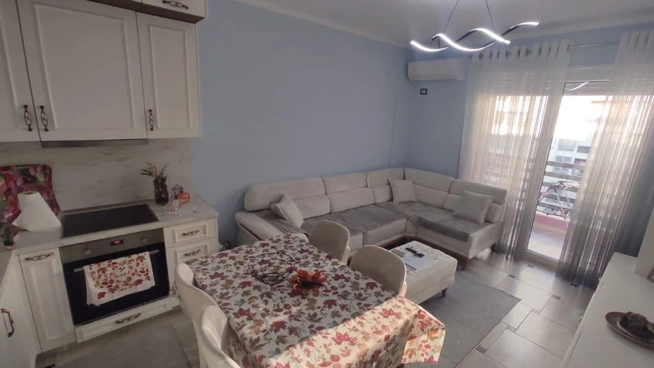 Tirane, jepet me qera apartament 1+1 Kati 5, 70 m² 500 € (Porcelan, prane UET)