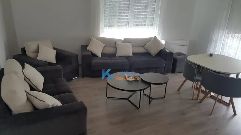 Tirane, jap me qera apartament 2+1+Ballkon Kati 8, 97 m² 600 € (21 Dhjetori, Kompleksi Kontakt)