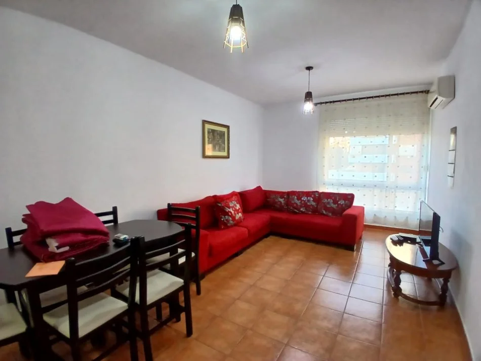 Tirane, jepet me qera apartament 1+1 Kati 3, 70 m² 450 € (pazari i ri)