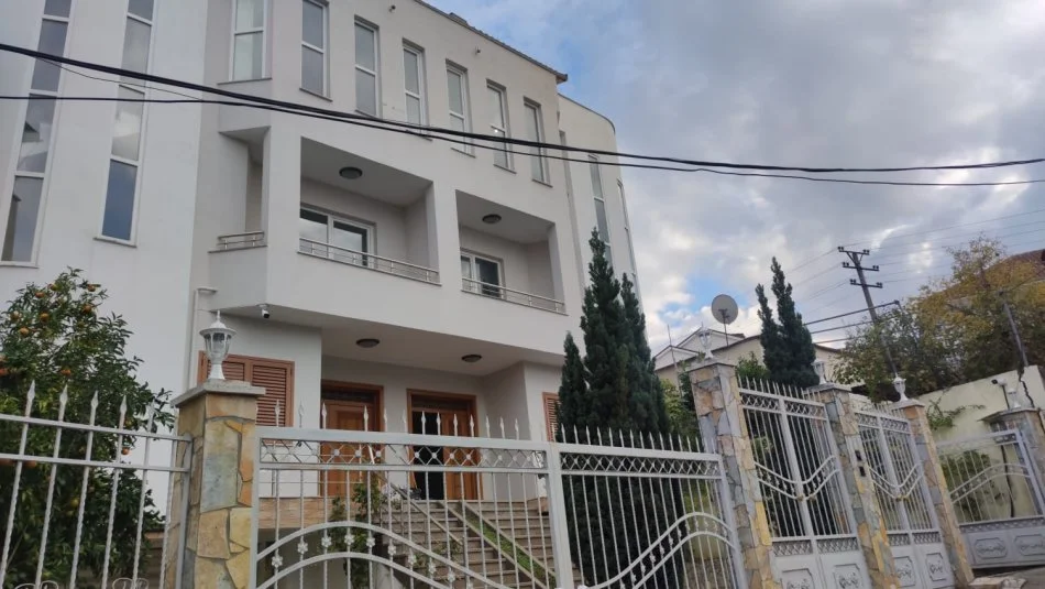 Tirane, jepet me qera Vile 5+1+Aneks+Ballkon Kati 4, 250 m² 1.000 € (Rruga Islam Rusi)