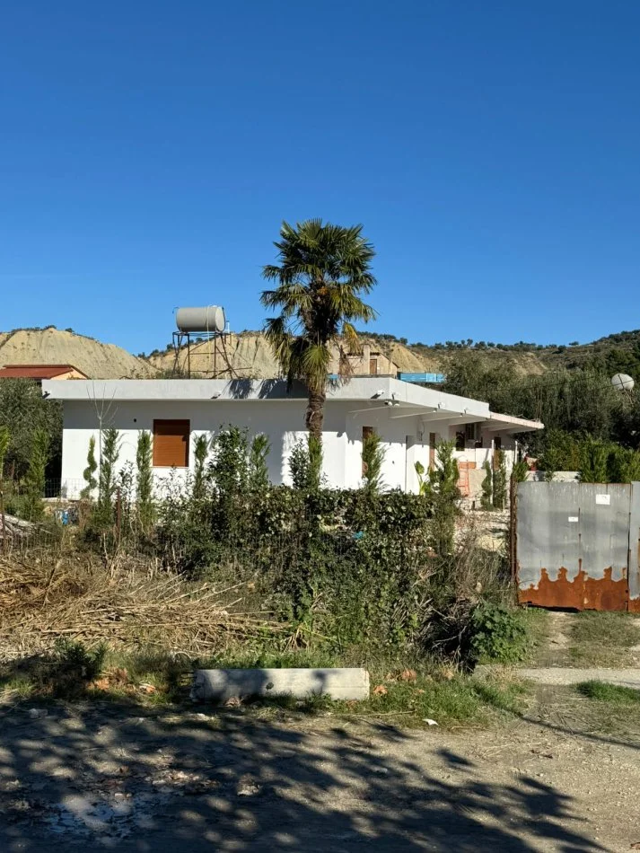 Vlore, shitet shtepi 2+1 Kati 0, 142 m² 200.000 € (ne hyrje te Vlores, transballkanike, afer karburant Kastrati) RV47451