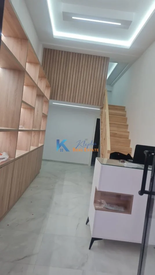 Tirane, jap me qera dyqan Kati 0, 49 m² 600 € (Astir)