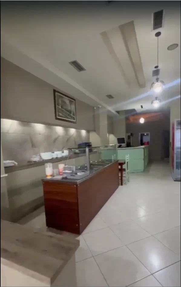 Tirane, jepet me qera bar-resorant Kati 0, 120 m² 1.000 € (Rr.Reshit petrela)