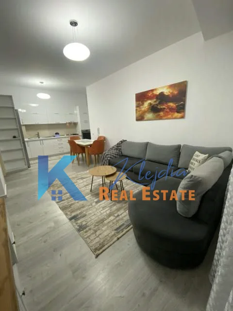 Tirane, jap me qera apartament 2+1+Ballkon Kati 3, 85 m² 750 € (Pazari i Ri)
