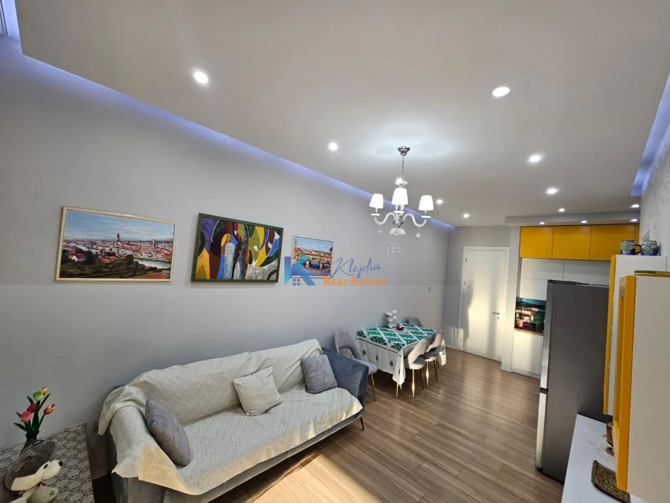 Tirane, jap me qera apartament 1+1+Ballkon Kati 3, 73 m² 1800 € (Kompleksi Delijorgji)