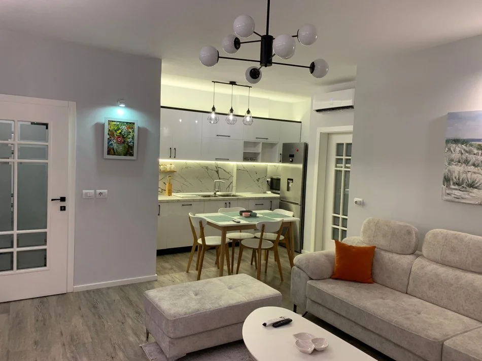 Tirane, jepet me qera apartament 2+1+Ballkon Kati 3, 80 m² 1.000 € (Rruga Reshit Petrela)