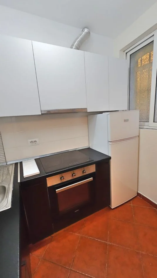 Tirane, jepet me qera apartament 1+1 , 50 m² 450 € (medreseja)