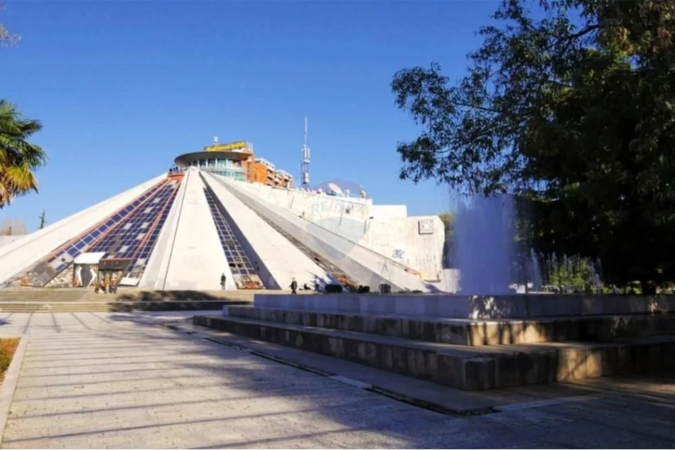 Tirane, jepet me qera Kati 0, 30 € (Piramida)