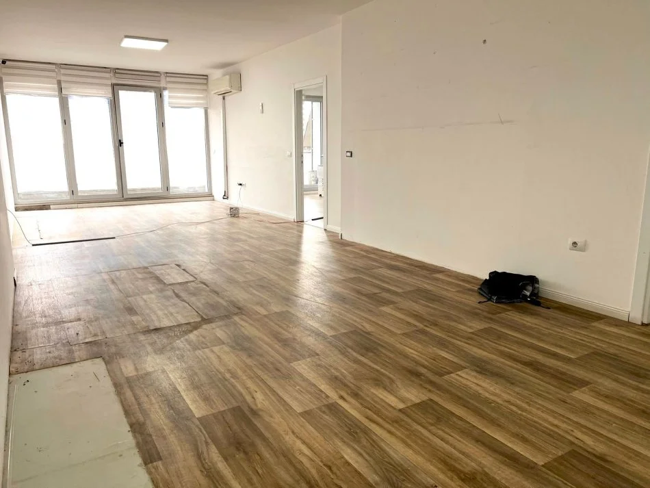 Tirane, jepet me qera zyre Kati 3, 144 m² 3.000 € (Qender)