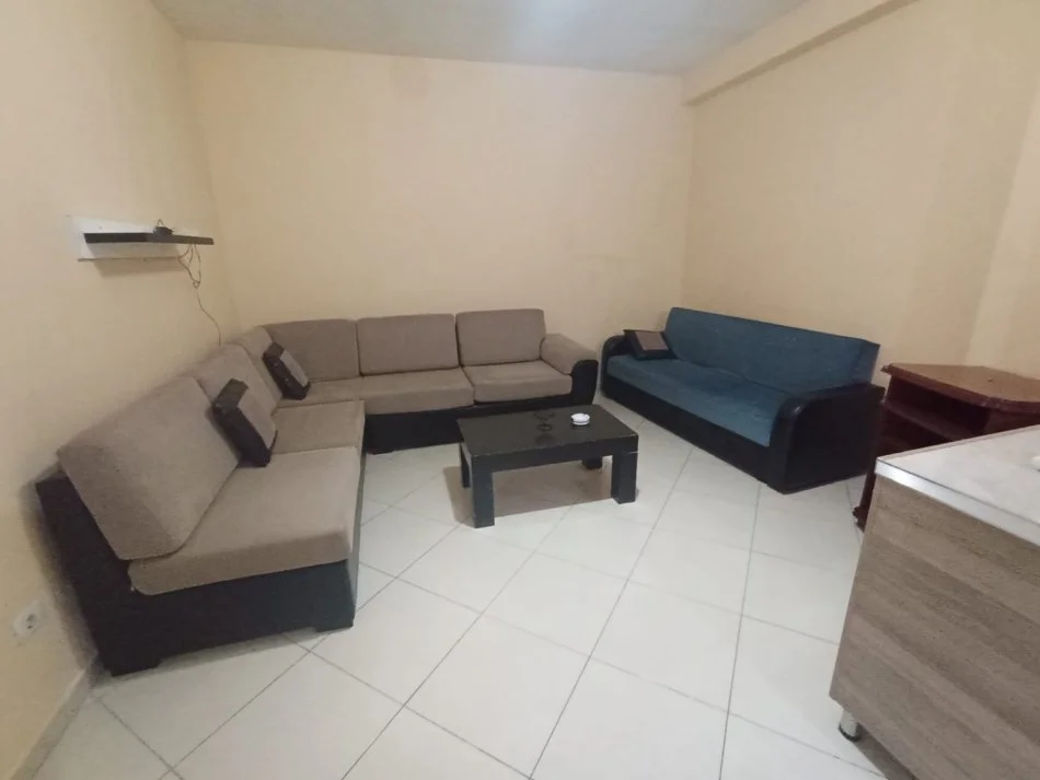 Tirane, jepet me qera 1+1+Ballkon Kati 8, 65 m² 450 € (rruga Dhaskal Todri tek Zgara Çarçani)