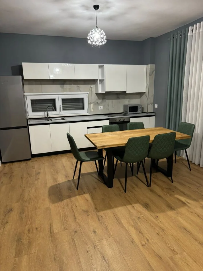 Tirane, jepet me qera apartament 2+1+2+ Ballkon Kati 3, 132 m² 1.000 € (Prane Xhamise, Selite e Vjeter)