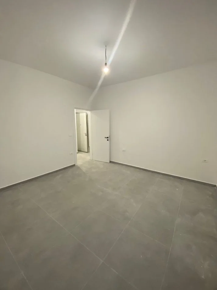 Tirane, jepet me qera apartament 1+1 Kati 1, 87 m² 450 € (Fusha e Aviacionit)