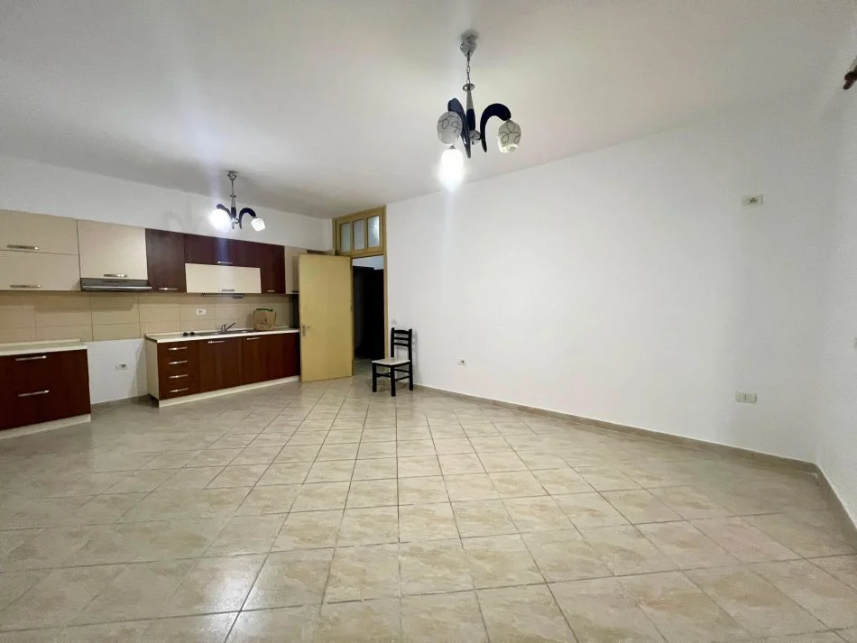 Tirane, jepet me qera apartament 2+1+Ballkon Kati 5, 116 m² 450 € (Astir)