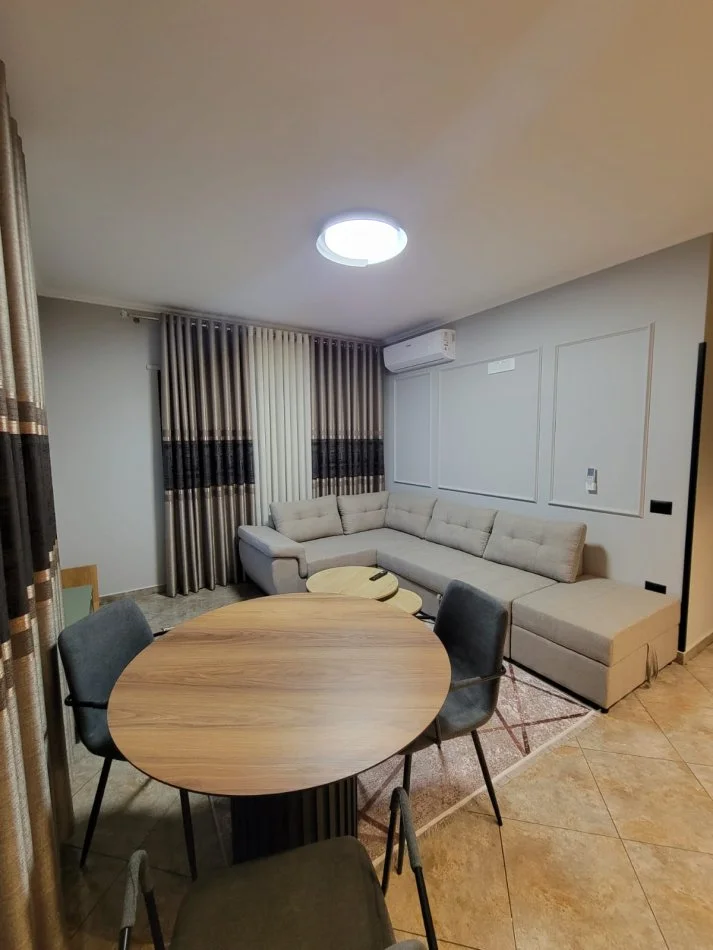 Tirane, jepet me qera apartament 2+1+Ballkon Kati 7, 90 m² 471 € (Rruga e Teleferikut)