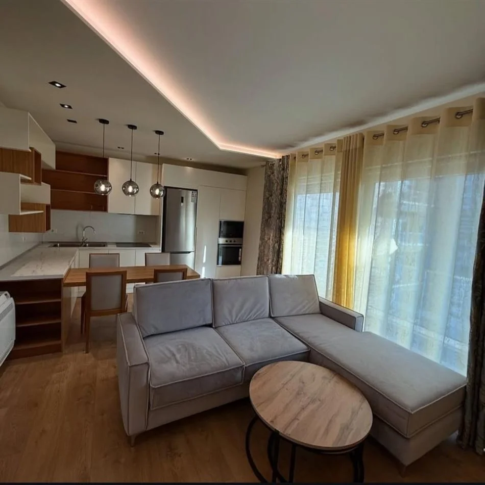 Tirane, jepet me qera apartament 1+1 , 70 m² 750 € (Rr. e Barrikadave)