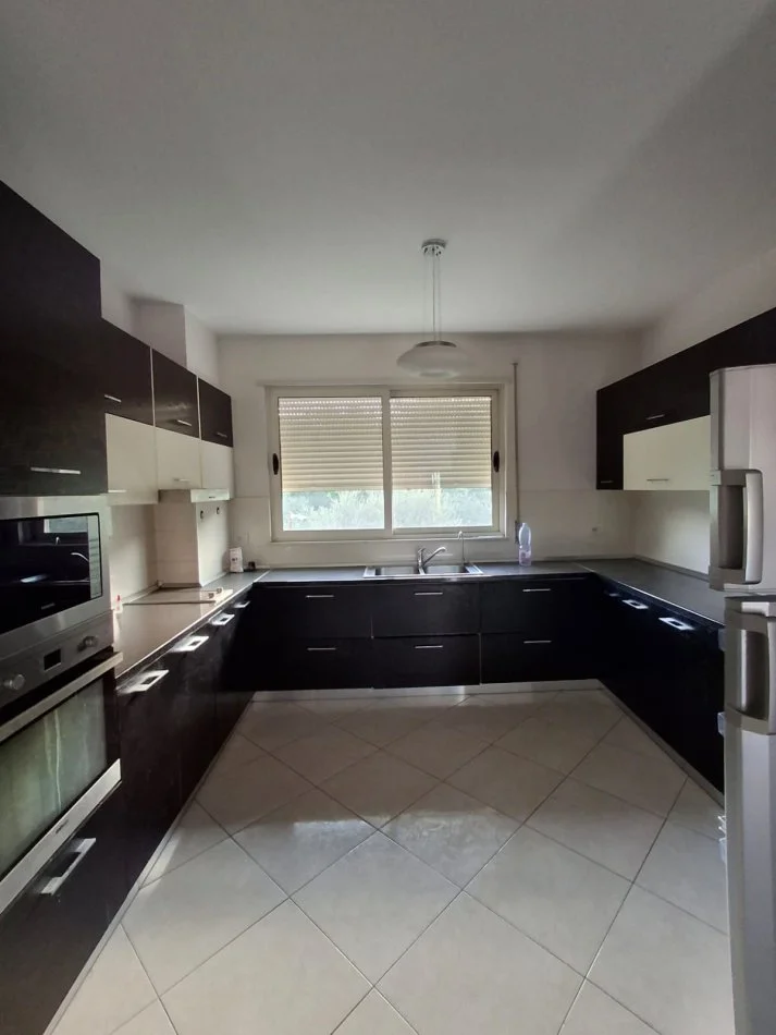 Tirane, shes apartament 2+1+Ballkon Kati 2, 123 m² 180.000 € (Liqeni i Thate)