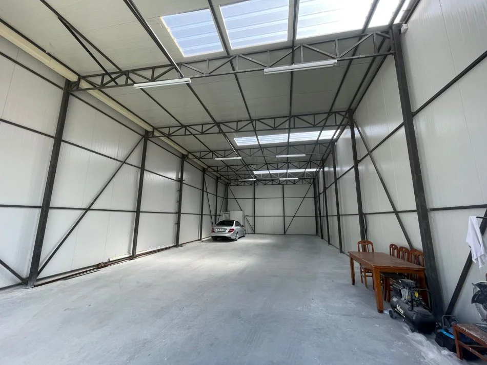 Tirane, jepet me qera magazine Kati 0, 200 m² 1.000 € (Sauk)